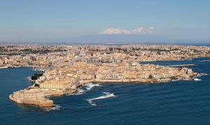 Veduta_aerea_di_Siracusa_e_con_l'Etna_sullo_sfondo_(Foto_di_Angelo_Bonomo)